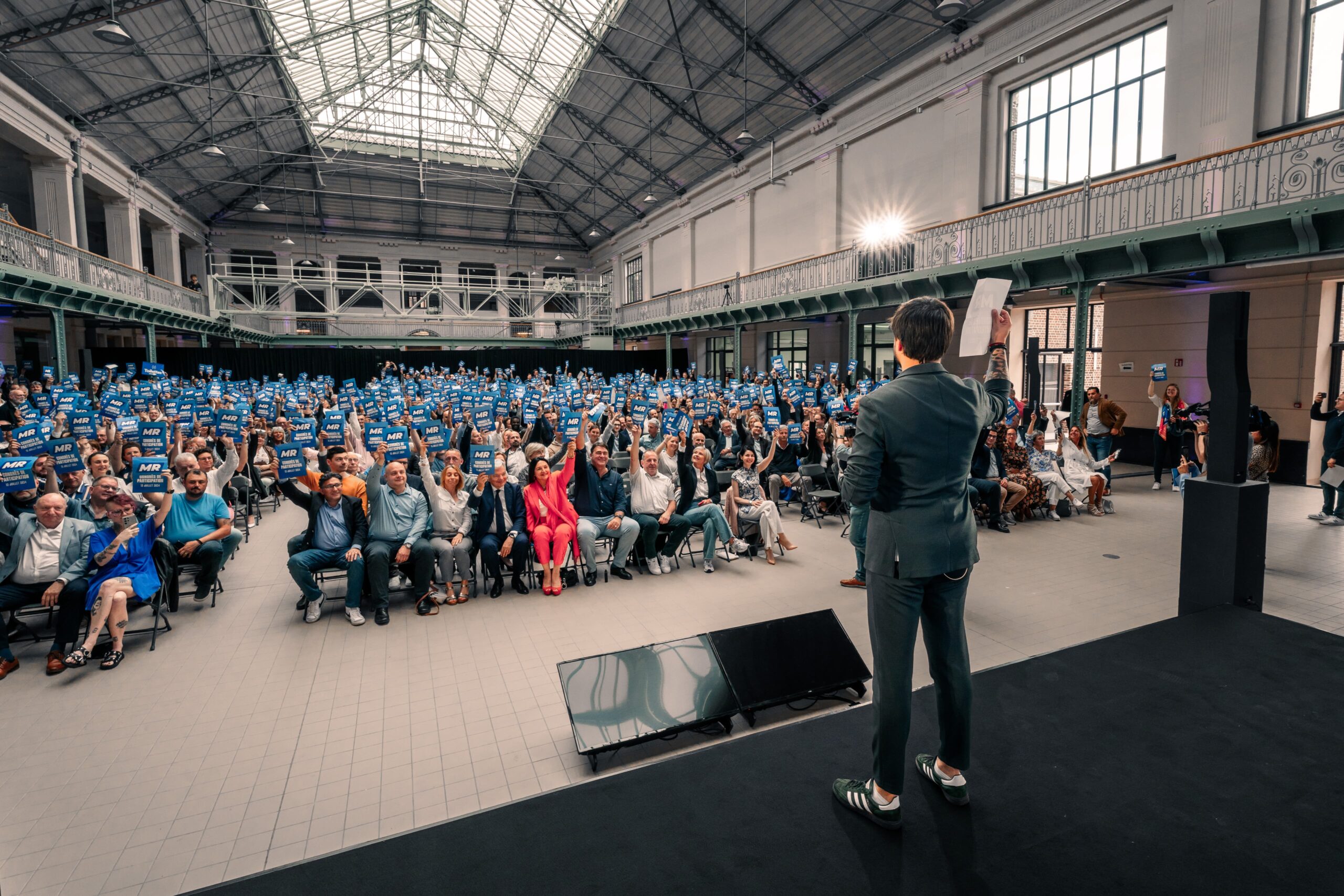 Coalitions Azur : les membres du MR approuvent à l’unanimité la participation des libéraux aux gouvernements régional wallon et de la FWB