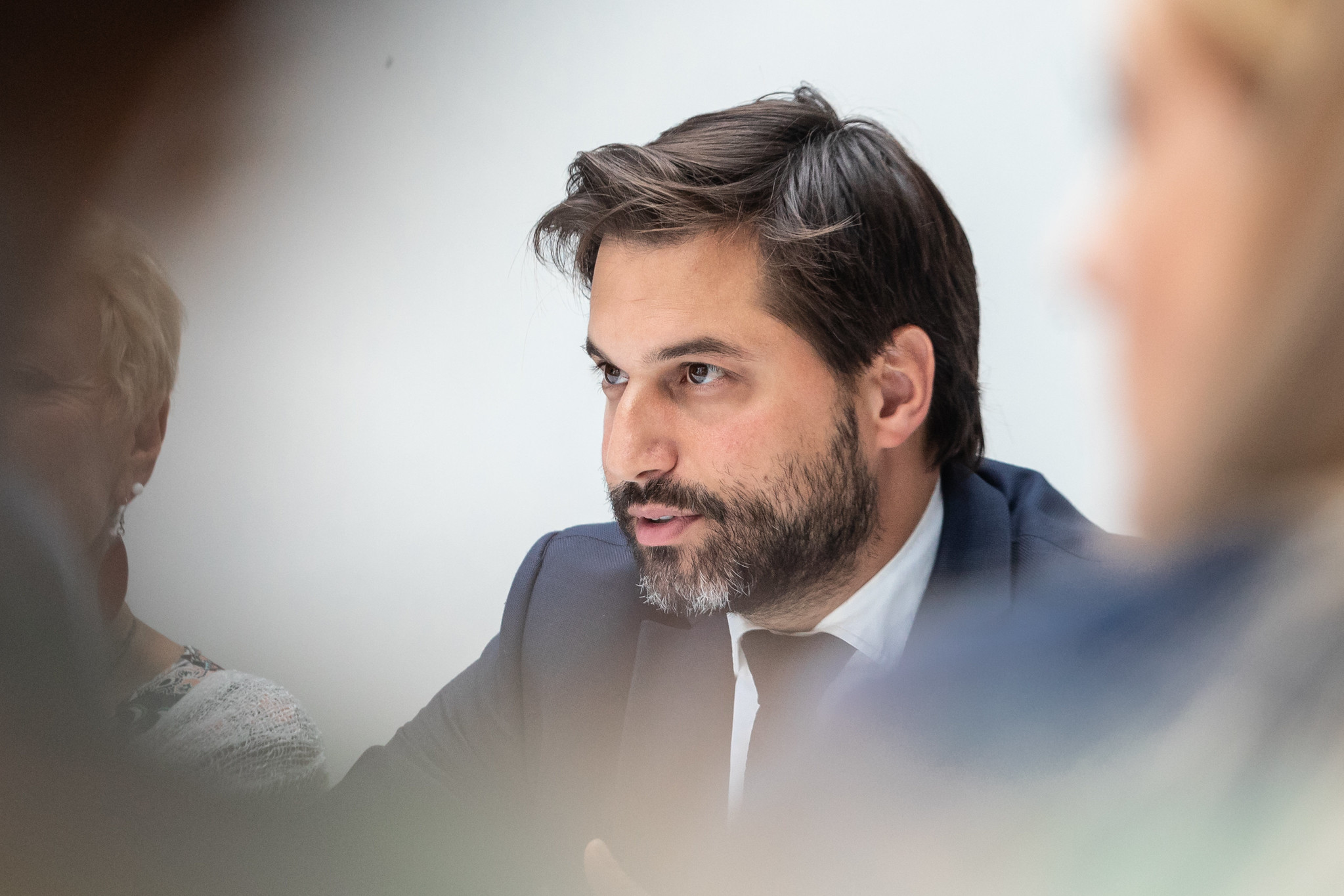 Georges-Louis Bouchez débat face aux têtes de liste communales à Mons sur la RTBF