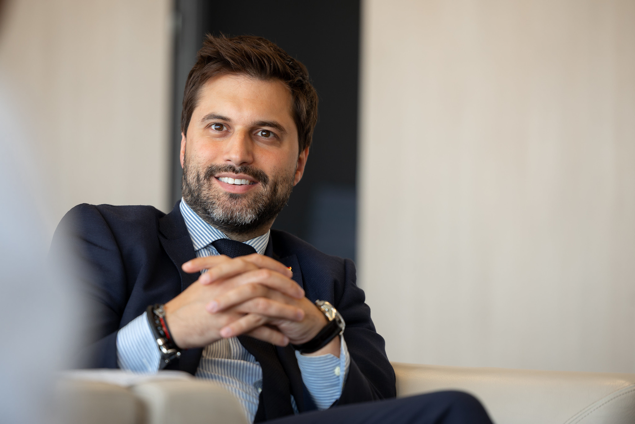 Georges-Louis Bouchez dans La Libre: “Aujourd’hui, la Belgique a plus besoin d’une Tatcher que de comiques qui promettent l’argent magique”