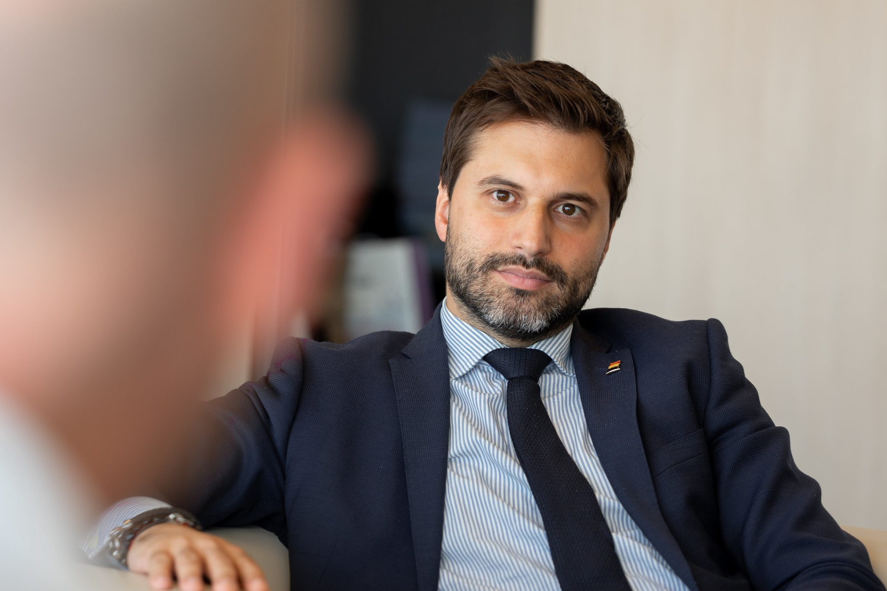 Georges-Louis Bouchez dans Le Point : “Quand vous avez une personnalité de droite qui s’assume en France, comme Nicolas Sarkozy, le RN n’est pas au second tour de la présidentielle.”