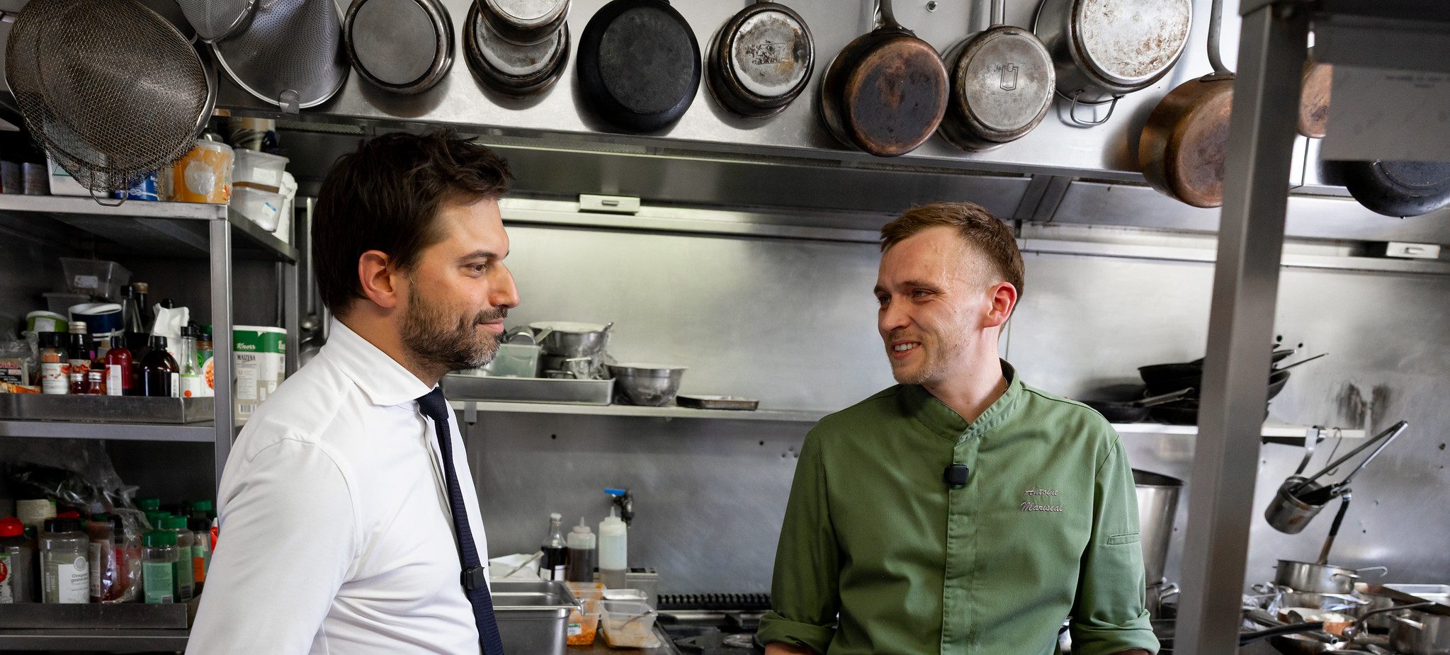 Georges-Louis Bouchez en visite chez un jeune chef restaurateur